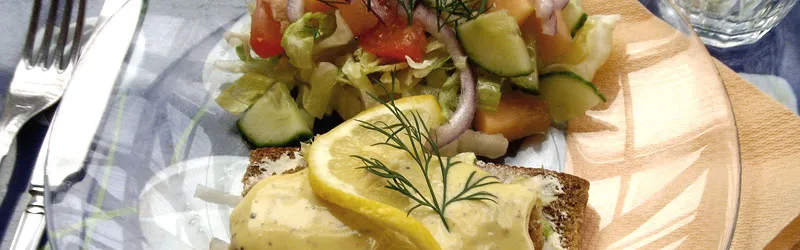 Husbilar på gräsplan vid havet